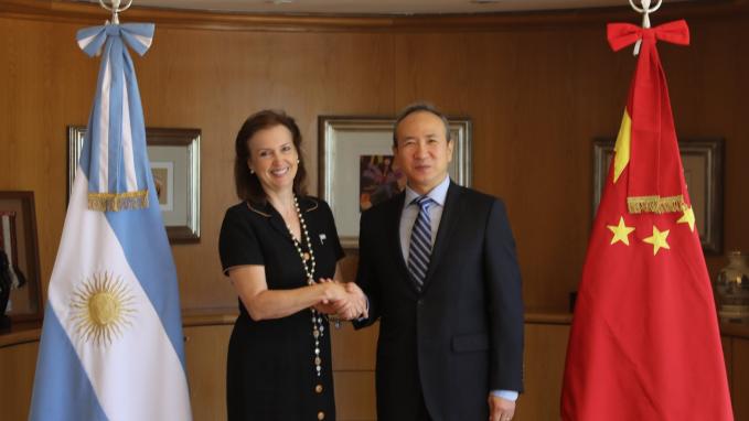 La Canciller Diana Monino y el Embajador Wang Wei
