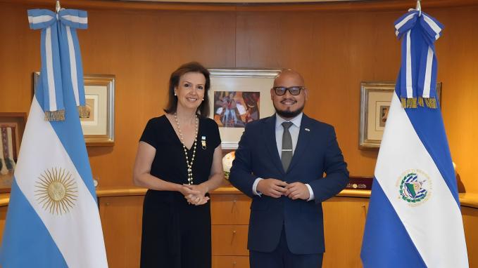 Mondino y el embajador de la República de El Salvador, Eduardo José Cardoza Mata