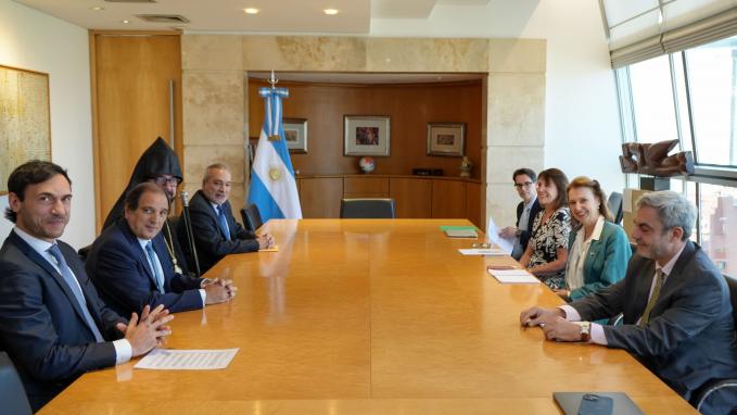 Mondino recibió a representantes de la comunidad armenia