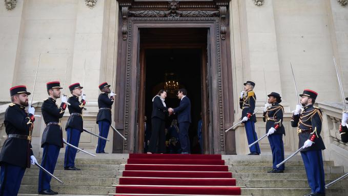 Stéphane Séjourné recibe a Diana Mondino