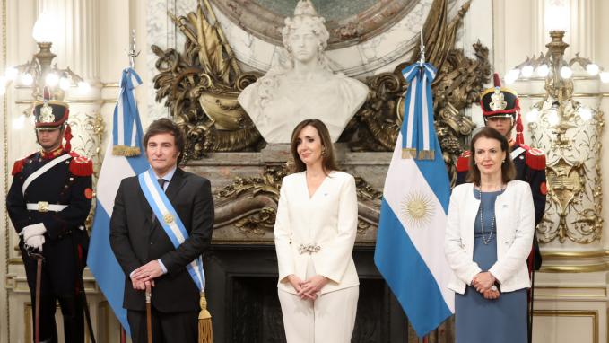 En el Salón Blanco de la Casa Rosada, el Presidente Javier Milei tomó juramento a Diana Mondino como nueva Canciller