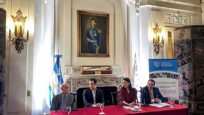 Libro "Magnificencia y Esplendor. Mueble y Decoración en la Buenos Aires de Oro"