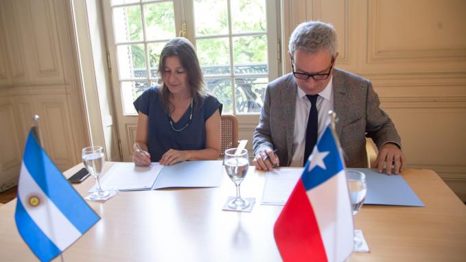 Sabina Frederic y Enrique O'Farrill-Julien firmando la IV Convocatoria a Proyectos de Coop Descentralizada Argentina-Chile 2023
