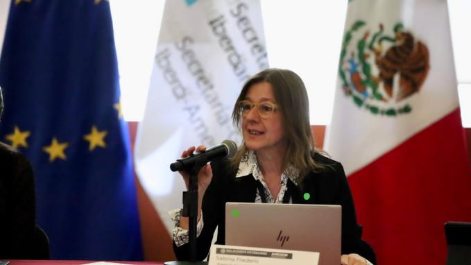 Sabina Frederic exponiendo en el foro sobre cooperación triangular en México